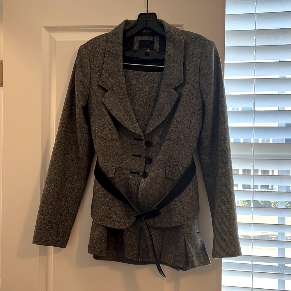 Black and white checked suit skirt. Fitted.
